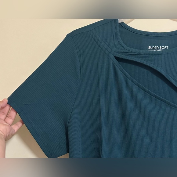 NWT Torrid Fitted Super Soft Rib Crew Neck Asymmetrical Cut Out Tee Size 4X Teal - Picture 4 of 11